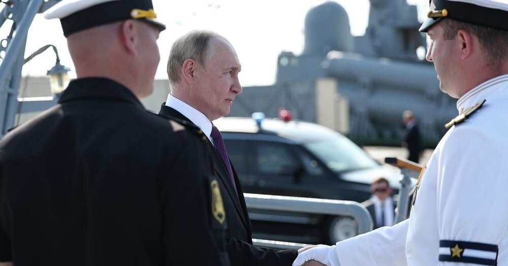 Image d'illustration pour: Путин получил в подарок макет фрегата "Адмирал Григорович"