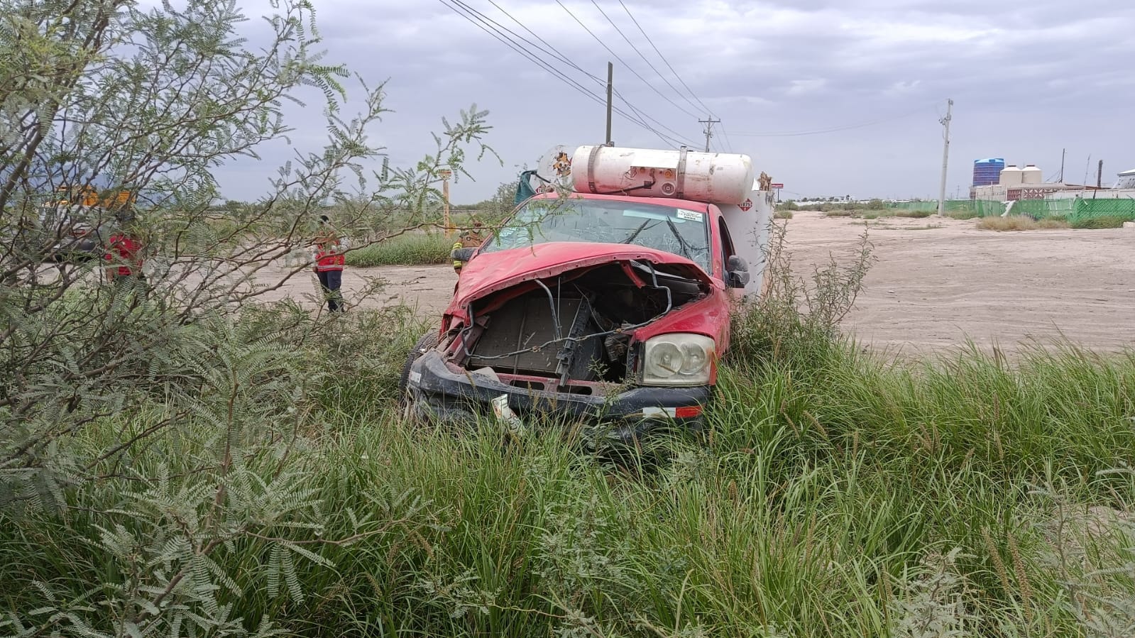 Image d'illustration pour: Autoridades aseguran camioneta volcada y abandonada en la carretera a Jiménez en Gómez Palacio
