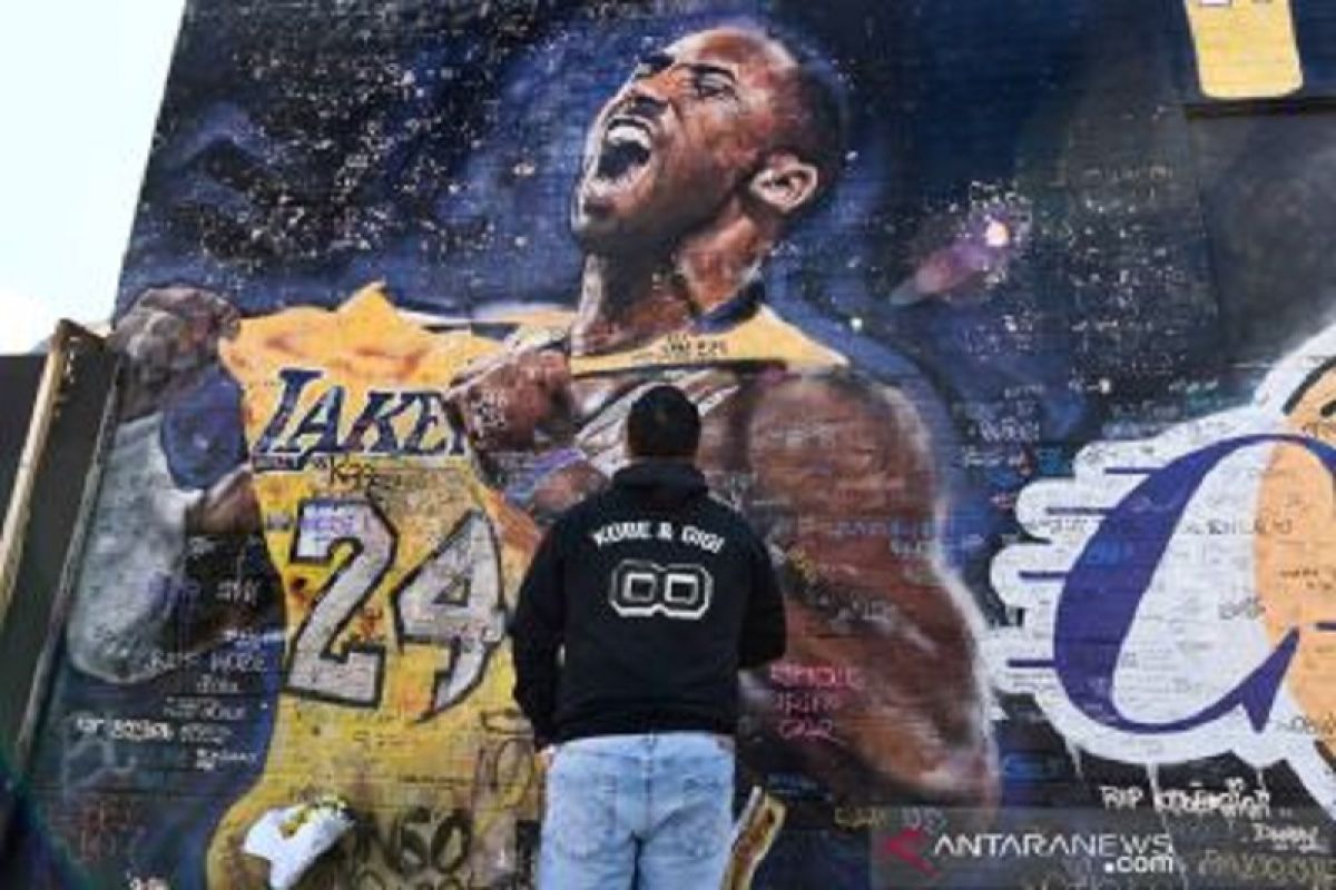 Image d'illustration pour: Sepatu Kobe Bryant saat debut starter terjual Rp3,9 miliar