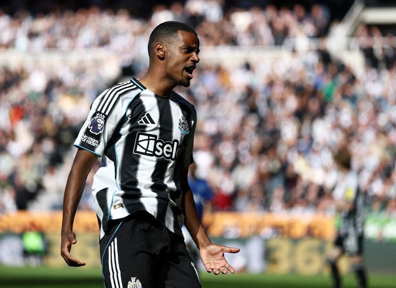 Image d'illustration pour: Soccer-Newcastle players getting on with it amid Isak exit talk, says Howe
