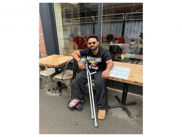 Image d'illustration pour: Sports News | Slowly Settling into Process, Can't Wait to Be Back: Rishabh Pant Shares Update on Injury | LatestLY