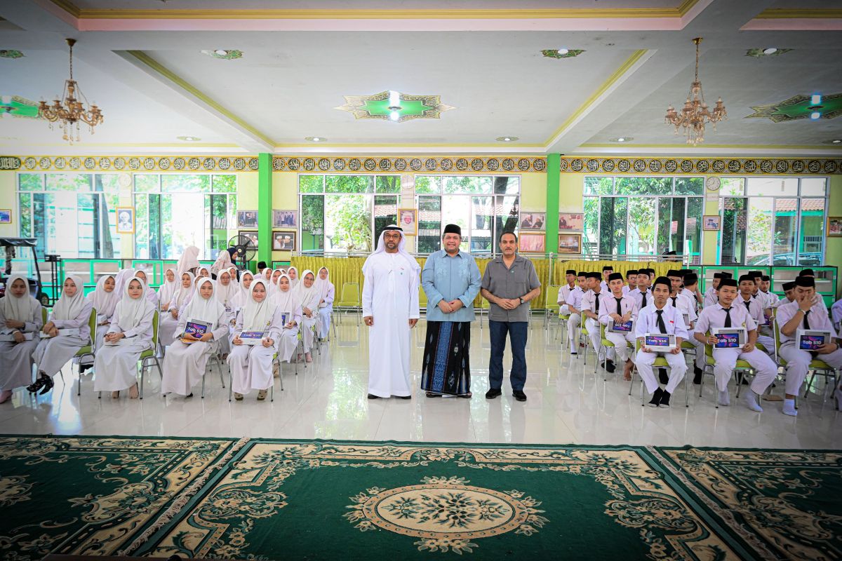 Image d'illustration pour: HCHF Uni Emirat Arab bagikan 100 tablet di dua sekolah di Jakarta