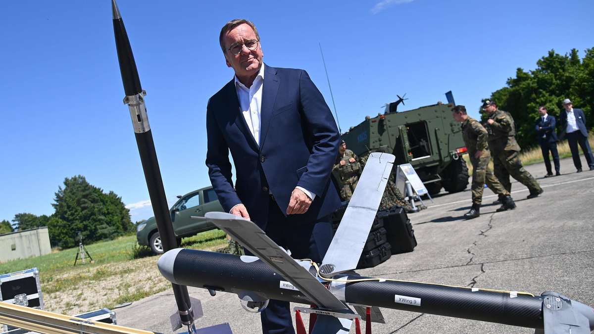 Image d'illustration pour: Nato brütet, Ukraine handelt: Zigtausend "Angriffskits" nehmen Kurs auf Russland