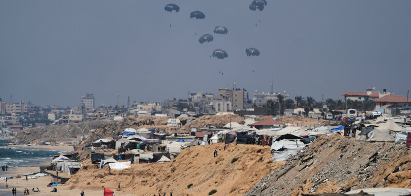 Image d'illustration pour: Nahostkonflikt: Lebensmittel über Gaza abgeworfen