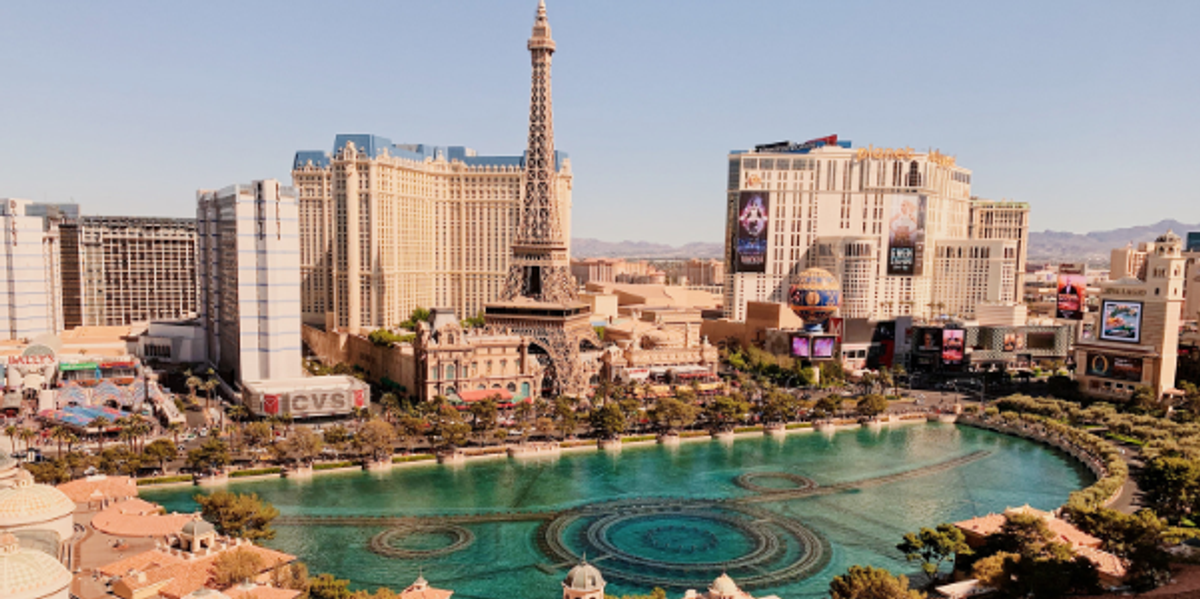 Image d'illustration pour: Man uses 'Death of Las Vegas' trend to explain why Americans are done being exploited