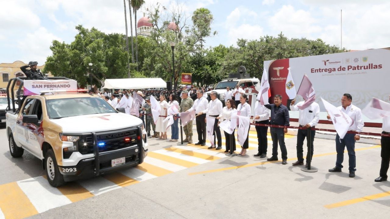 Image d'illustration pour: Refuerza Américo seguridad en San Fernando y la región con entrega de nuevas patrullas