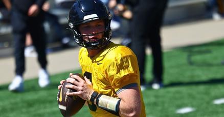 Image d'illustration pour: What's the future of Iowa's quarterback room?