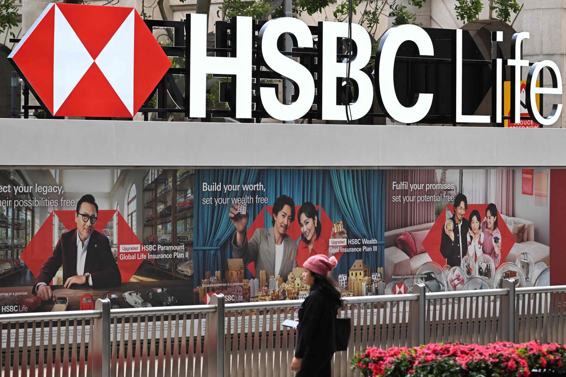 Image d'illustration pour: HSBC first-half profit slumps 26% as China losses mount