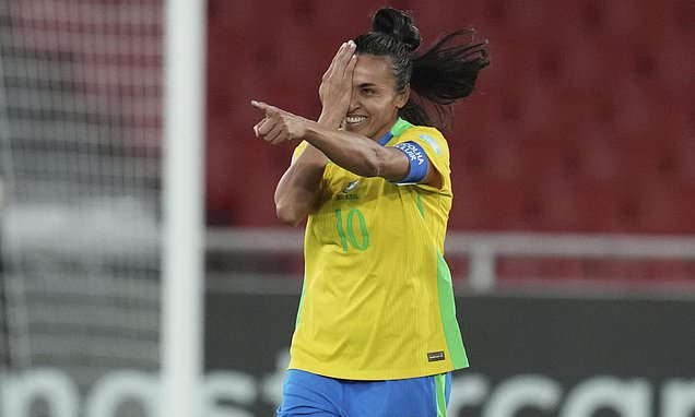 Image d'illustration pour: Defending champion Brazil's dominant first half secures spot in...