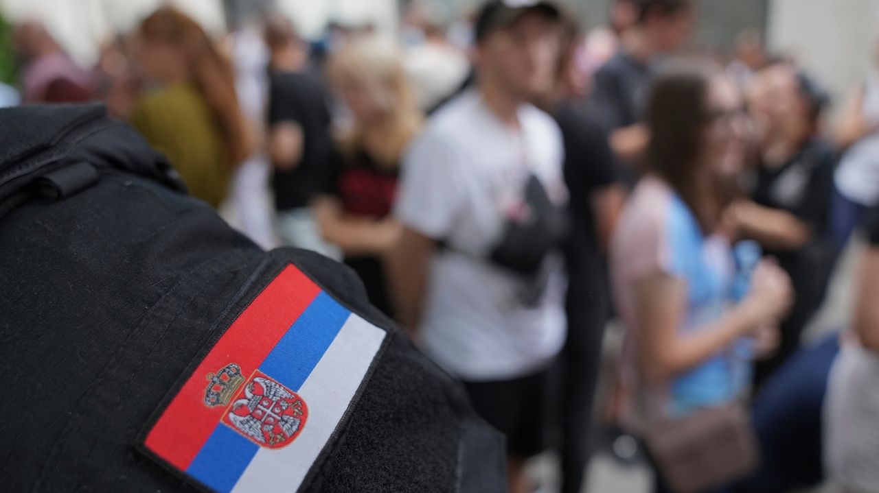 Image d'illustration pour: Police clash with anti-government protesters in Serbia over student expulsion