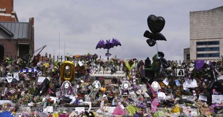 Image d'illustration pour: Birmingham, the home of metal, to honor Ozzy Osbourne as his hearse makes way through city