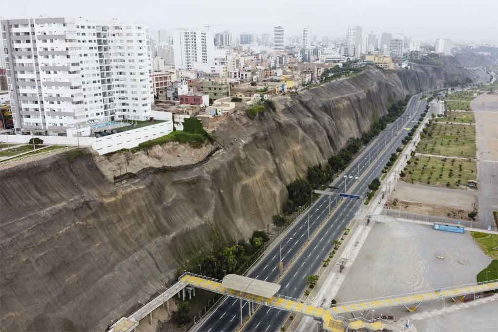 Image d'illustration pour: Perú recibe tsunami con puertos y playas cerradas por precaución - Noticias Prensa Latina