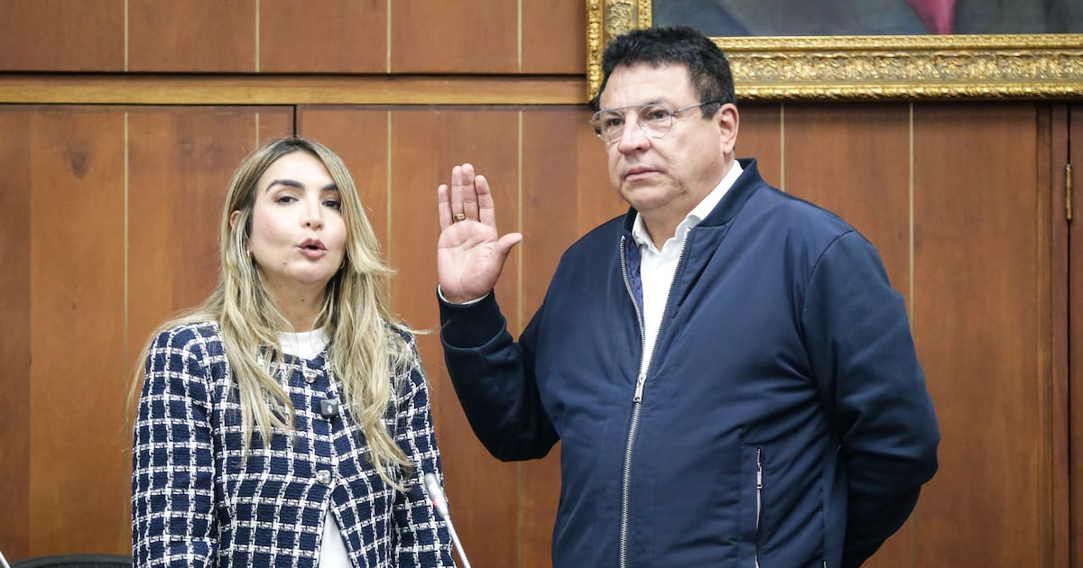 Image d'illustration pour: Golpe al Gobierno: oposición toma control de la Comisión Séptima en el Senado