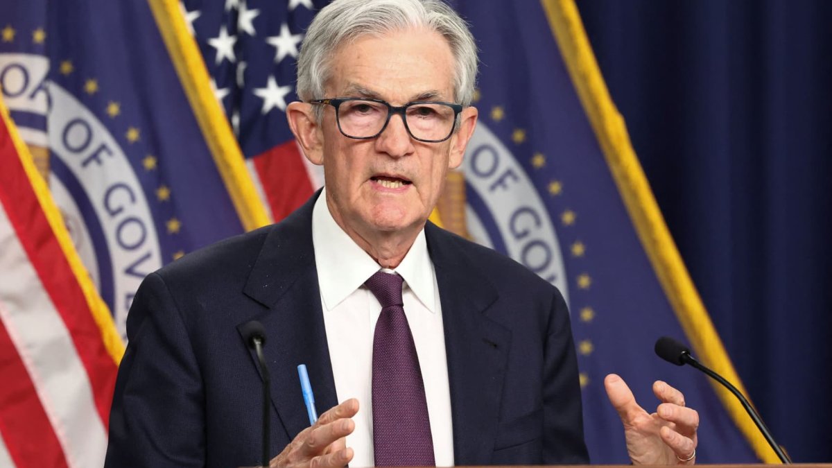 Image d'illustration pour: Divided Fed holds key interest rate steady, defying Trump's demands for aggressive cuts