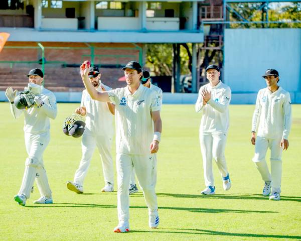 Image d'illustration pour: Henry takes six to put New Zealand in command against Zimbabwe