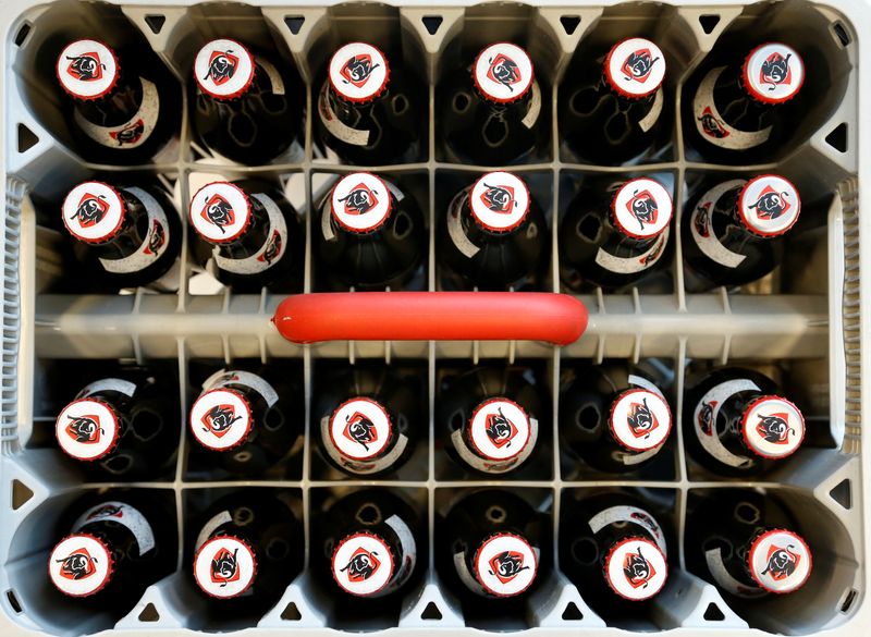Image d'illustration pour: Brazil, China drag on AB InBev's volumes, but profits beat estimates