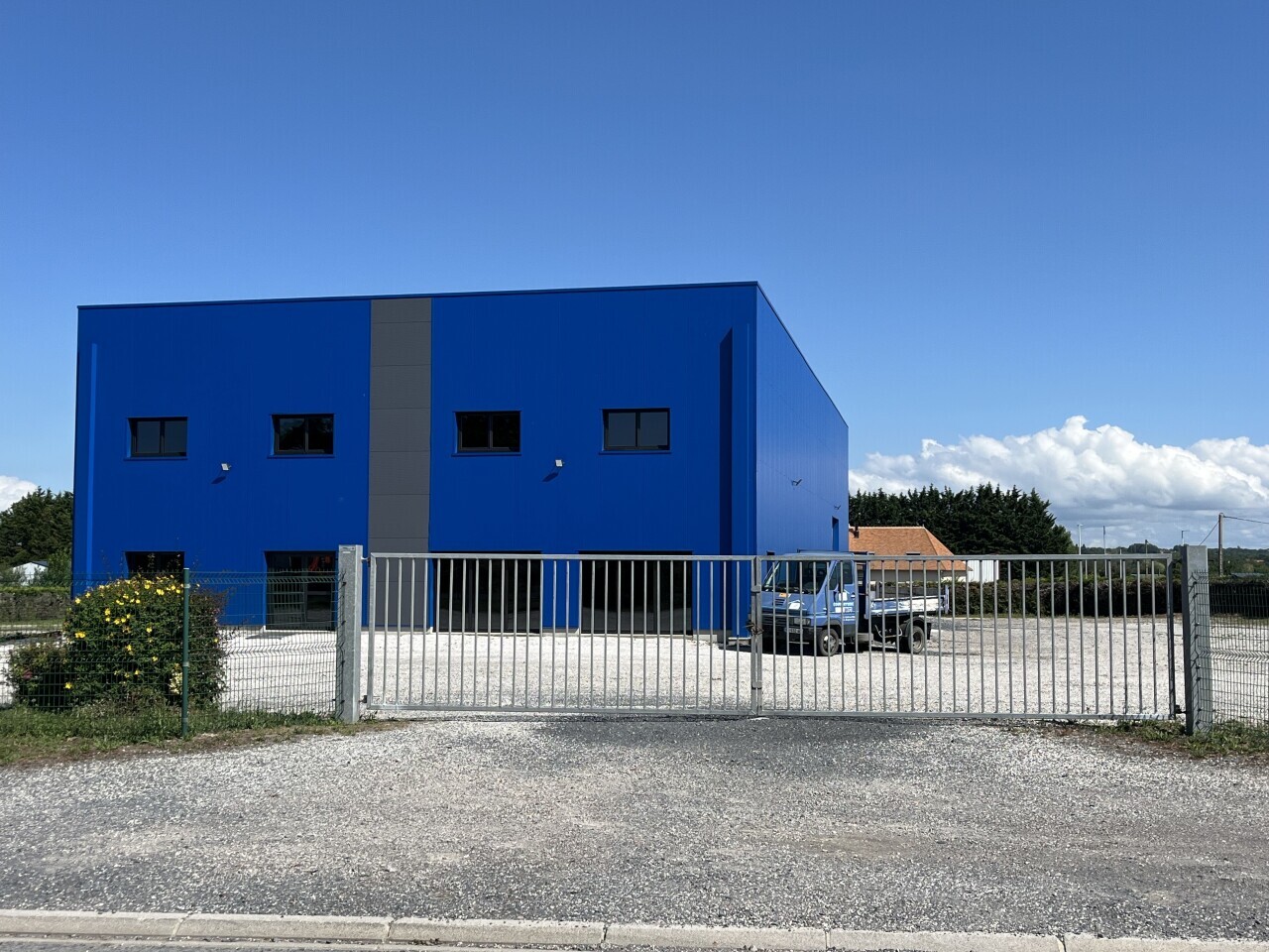 Image d'illustration pour: C'est quoi ce nouveau bâtiment tout bleu qui vient de sortir de terre sur la Côte de Nacre ?