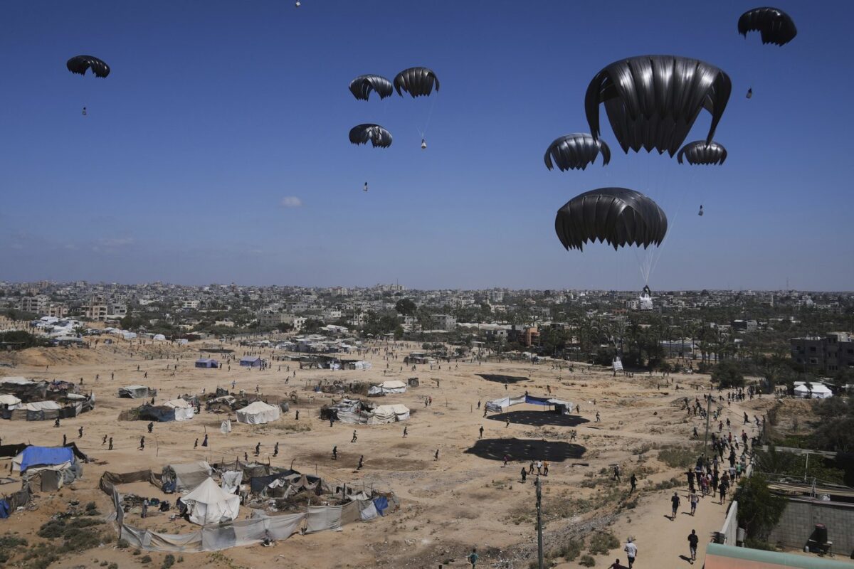 Image d'illustration pour: De l'aide canadienne parachutée à Gaza après l'assouplissement des restrictions | L'actualité