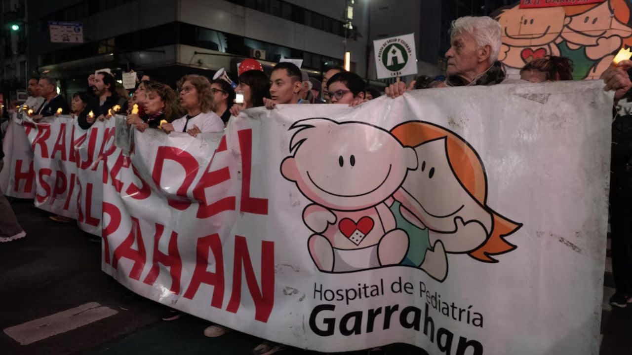 Image d'illustration pour: Los trabajadores del Garrahan realizaron una "marcha de velas"