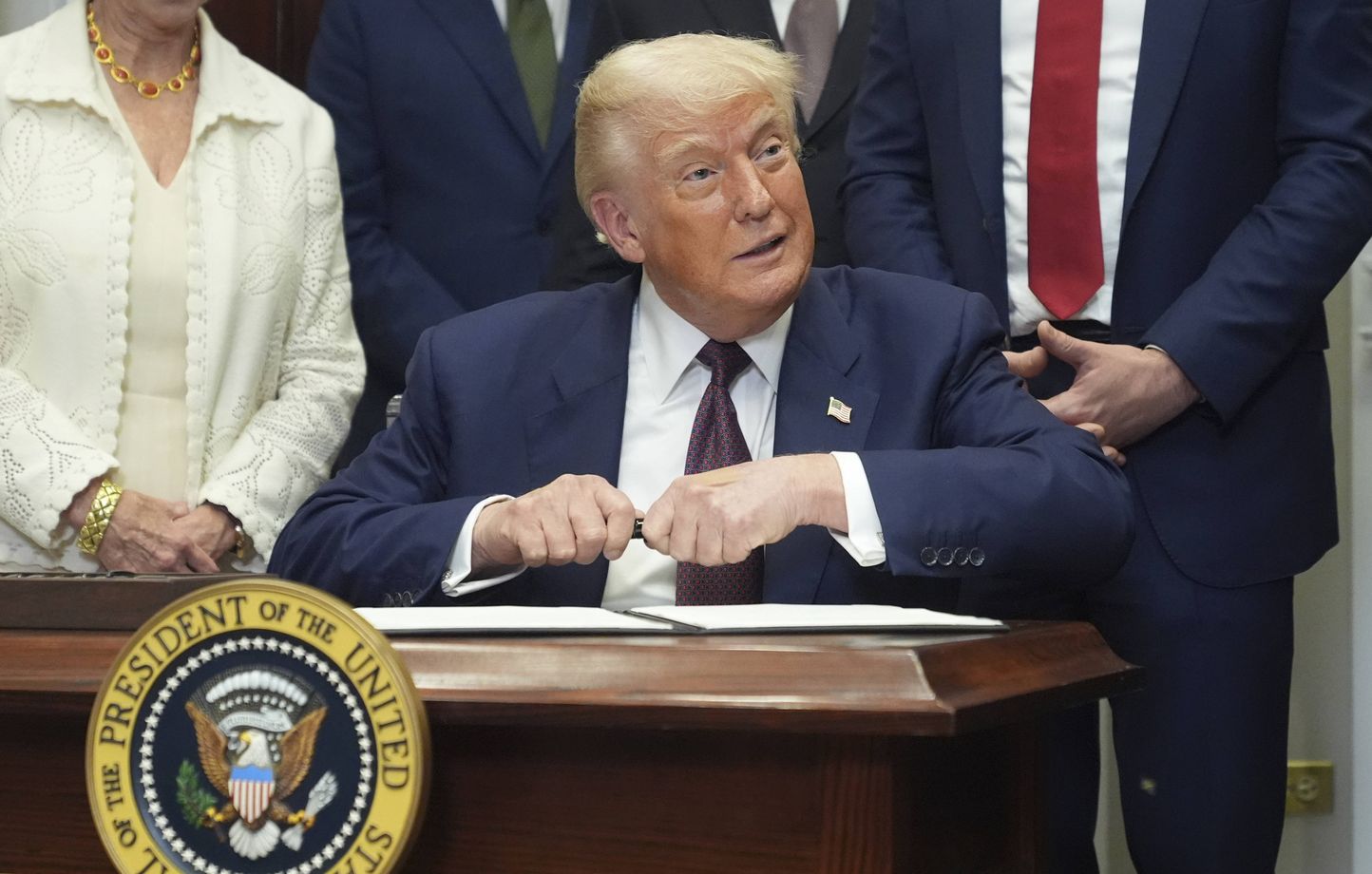 Image d'illustration pour: Trump met à jour ses surtaxes, le Canada et la Suisse durement touchés