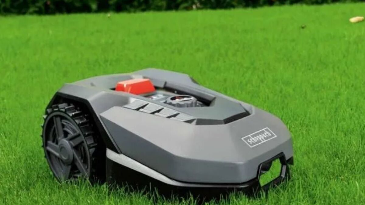 Image d'illustration pour: Vous rêvez d'une pelouse toujours impeccable ? Ce robot tondeuse en promo s'occupe de tout