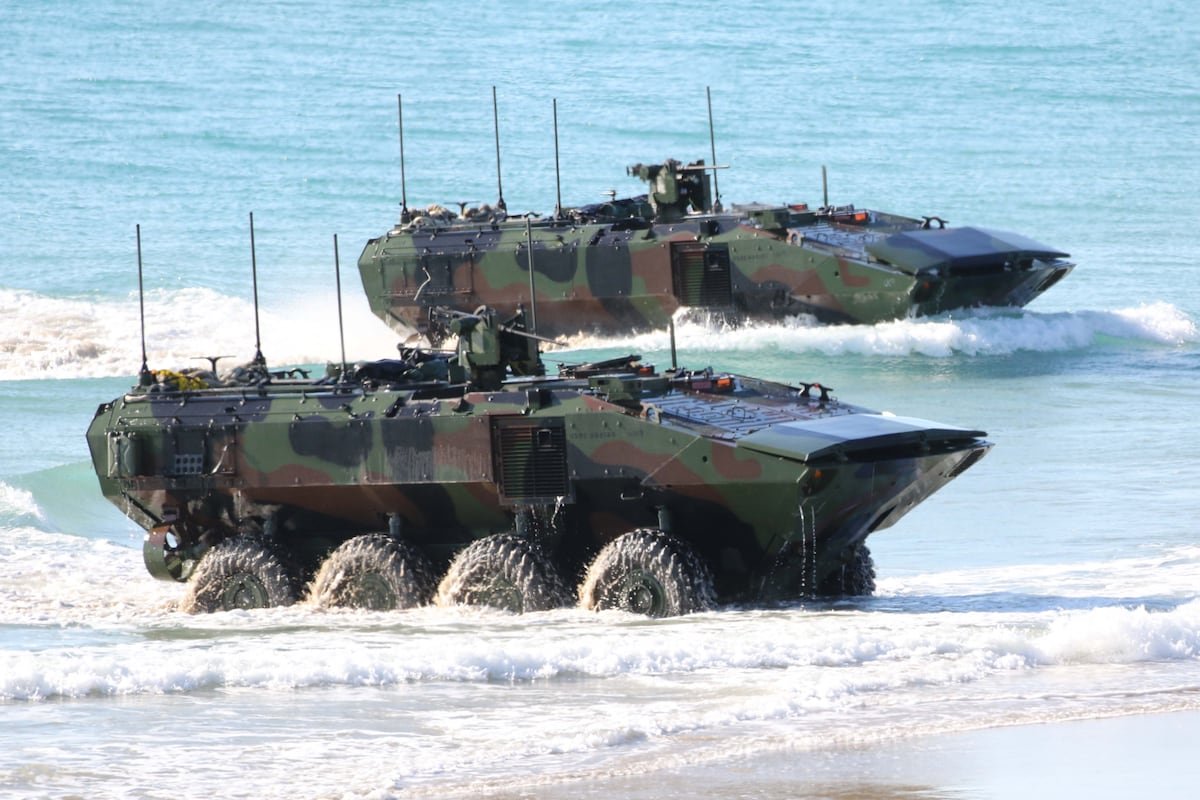 Image d'illustration pour: US Marines train beach landings Down Under with old allies, new rides