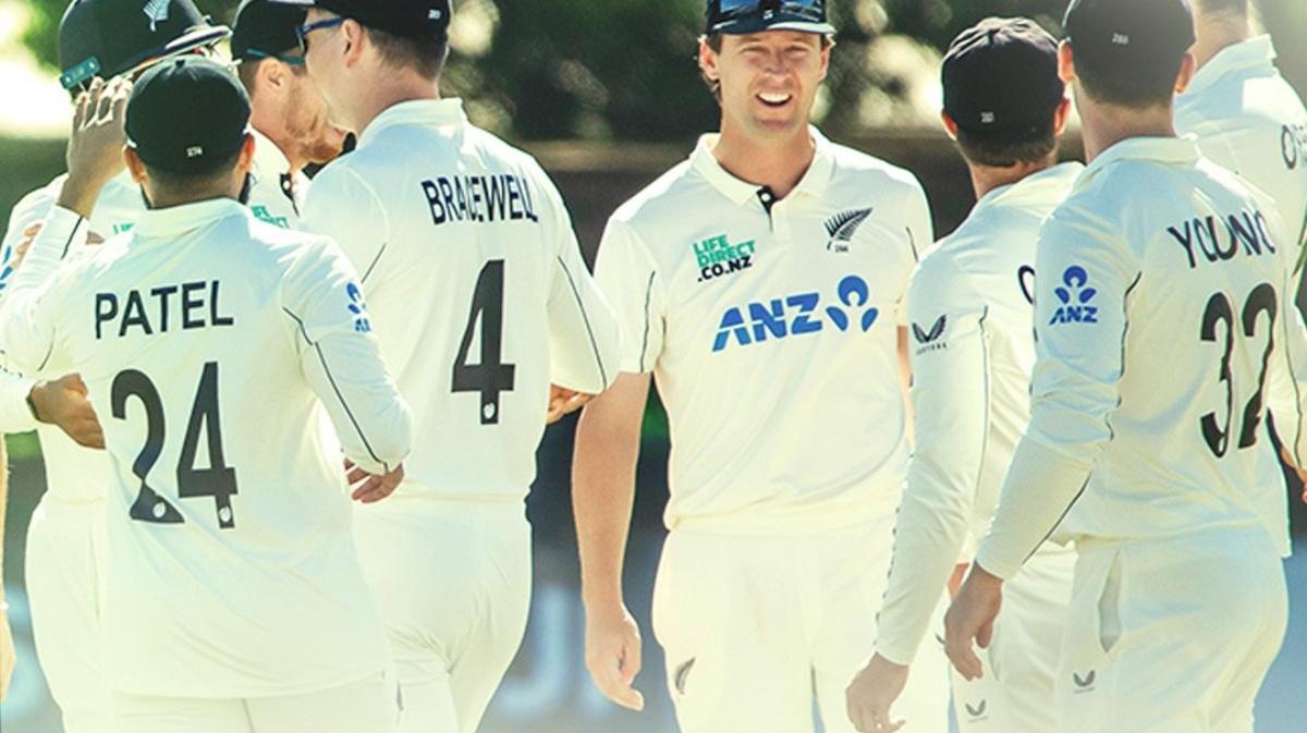 Image d'illustration pour: Santner, Henry shine as NZ crush Zimbabwe in 3 days