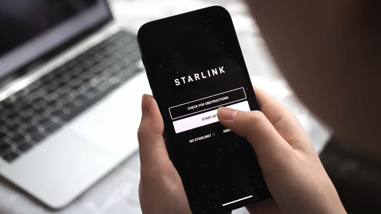 Image d'illustration pour: Brasileiros não têm acesso à internet da Starlink para celular, diz Anatel