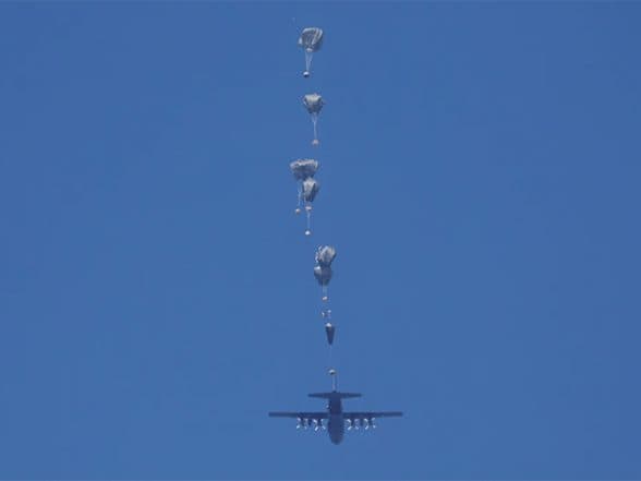Image d'illustration pour: World News | IDF Airdrops Aid into Gaza with Six Countries; Denies Claims of Starvation | LatestLY