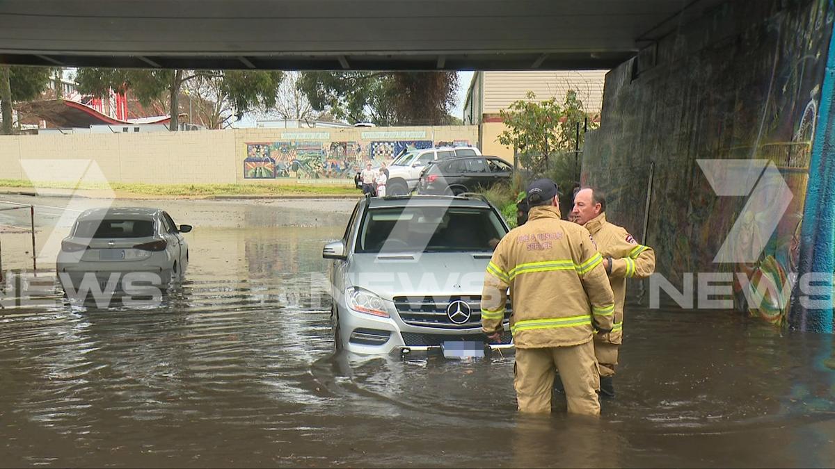 Image d'illustration pour: People trapped in cars and homes flooded amid heavy rainfall