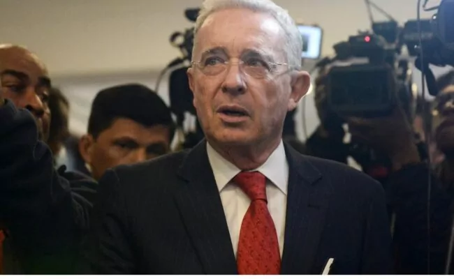 Image d'illustration pour: Uribe denuncia sesgo de la jueza que lo condenó e invoca la justicia internacional - 7dias.com.do