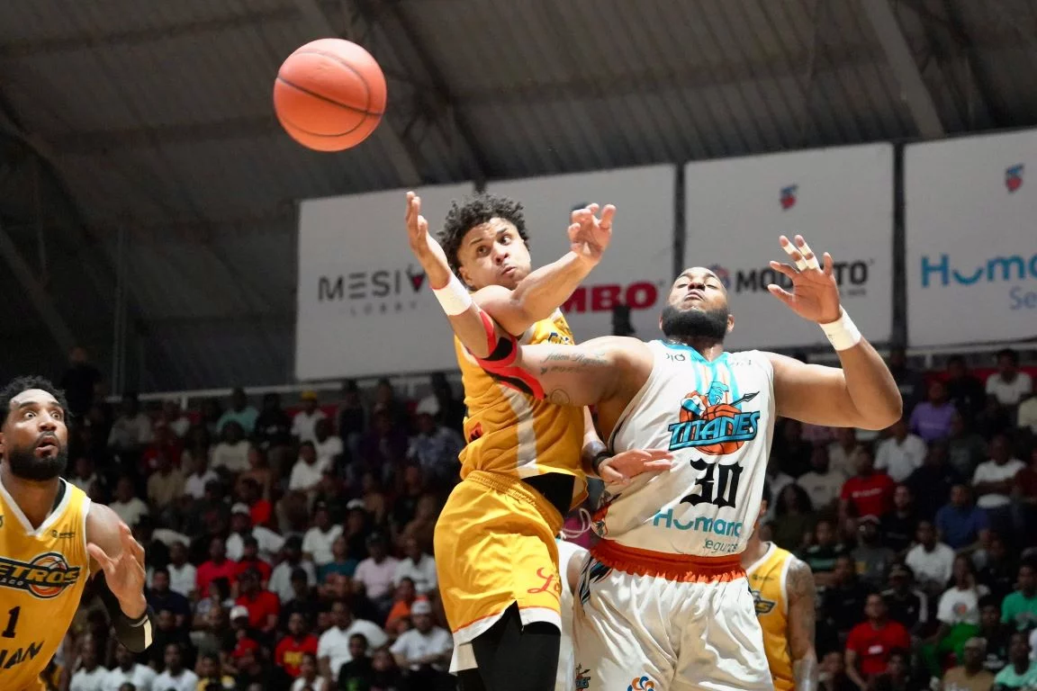 Image d'illustration pour: Titanes vencen Metros y colocan 2-0 la serie final en la LNB