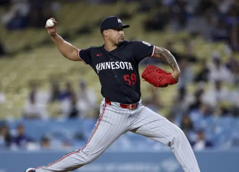 Image d'illustration pour: Jhoan Durán salvó en su debut con los Phillies; Pérez obtuvo su 7ma victoria