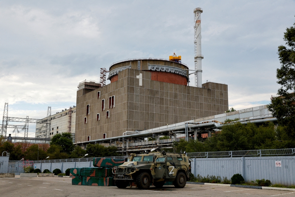 Image d'illustration pour: Zaporizhzhia nuclear plant reports fire contained after Ukrainian shelling