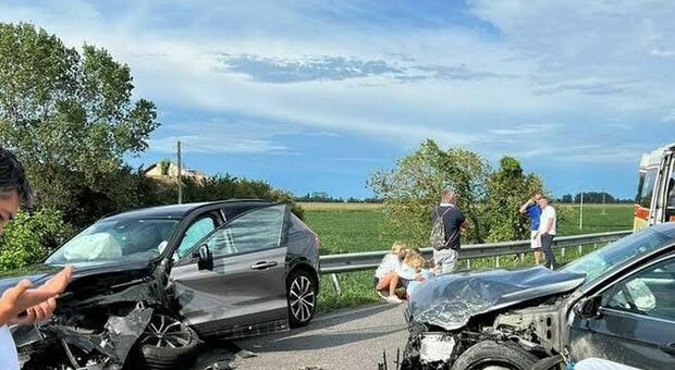Image d'illustration pour: Incidente tra due auto, donna incinta (senza cintura) portata d'urgenza in ospedale: tra i due feriti anche una bambina di 2 anni