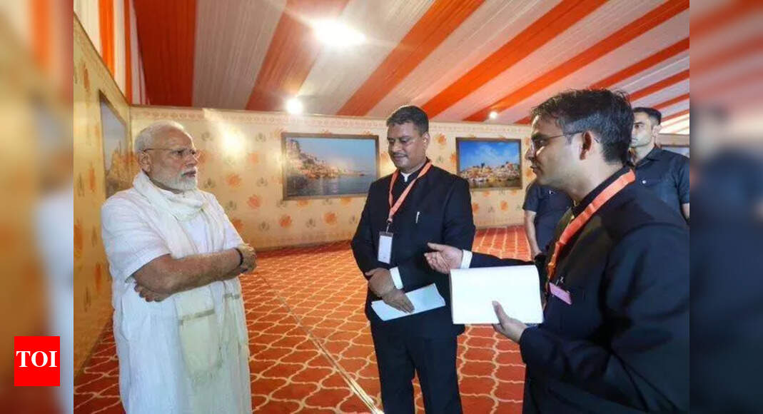 Image d'illustration pour: Modi reviews flood situation in Varanasi, directs admin for relief | Varanasi News - Times of India