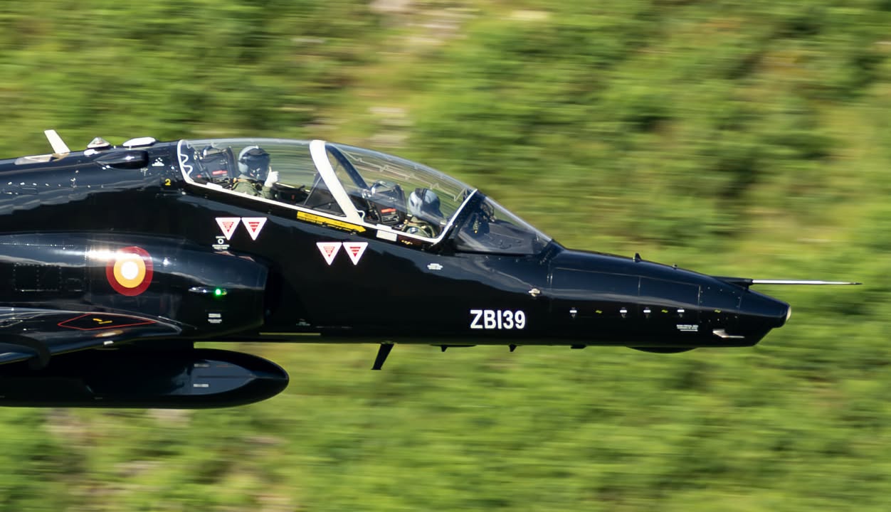Image d'illustration pour: Meet the Lake District photographer capturing military aircraft