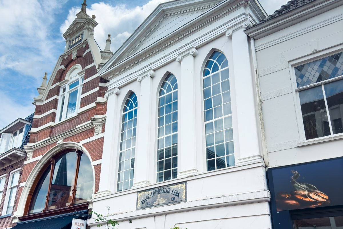 Image d'illustration pour: Mysterie: dit is waarom de zwaan het symbool is bij de Lutherse kerk in Amersfoort - indebuurt Amersfoort