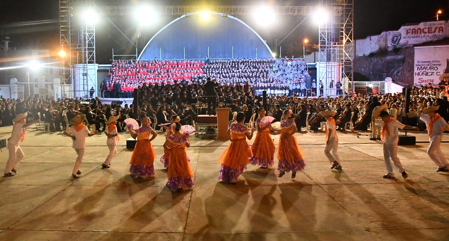 Image d'illustration pour: En Sucre 2 mil voces infantiles y la Orquesta Sinfónica rindieron su homenaje al Bicentenario de Bolivia