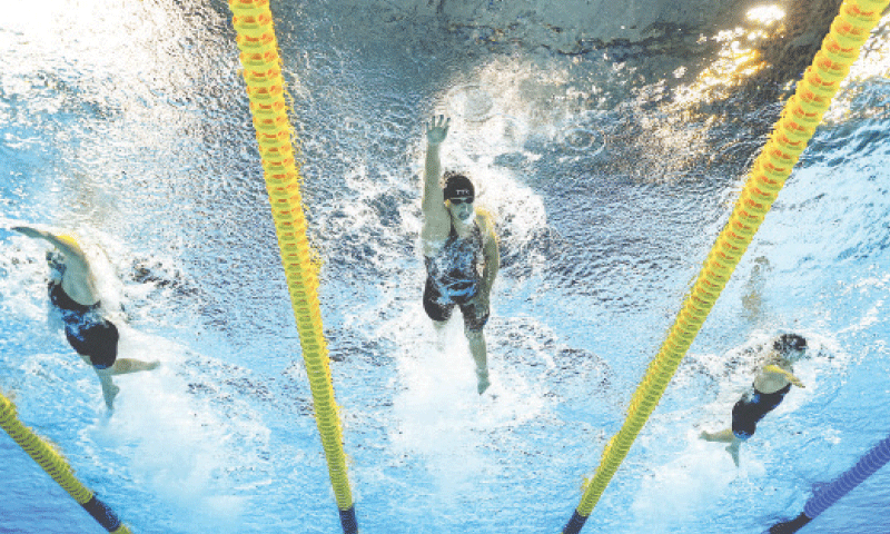 Image d'illustration pour: Ledecky reigns over McIntosh as record-breaking US hit back at critics