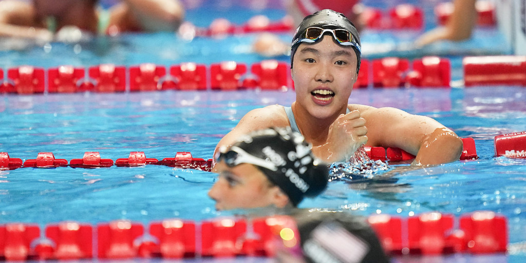 Image d'illustration pour: China's swimming prodigy draws global praise and a note of caution