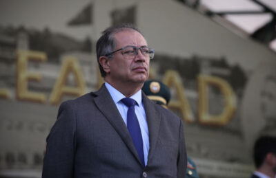 Image d'illustration pour: Tres años de Gustavo Petro y un país atrapado entre promesas rotas y crisis acumuladas