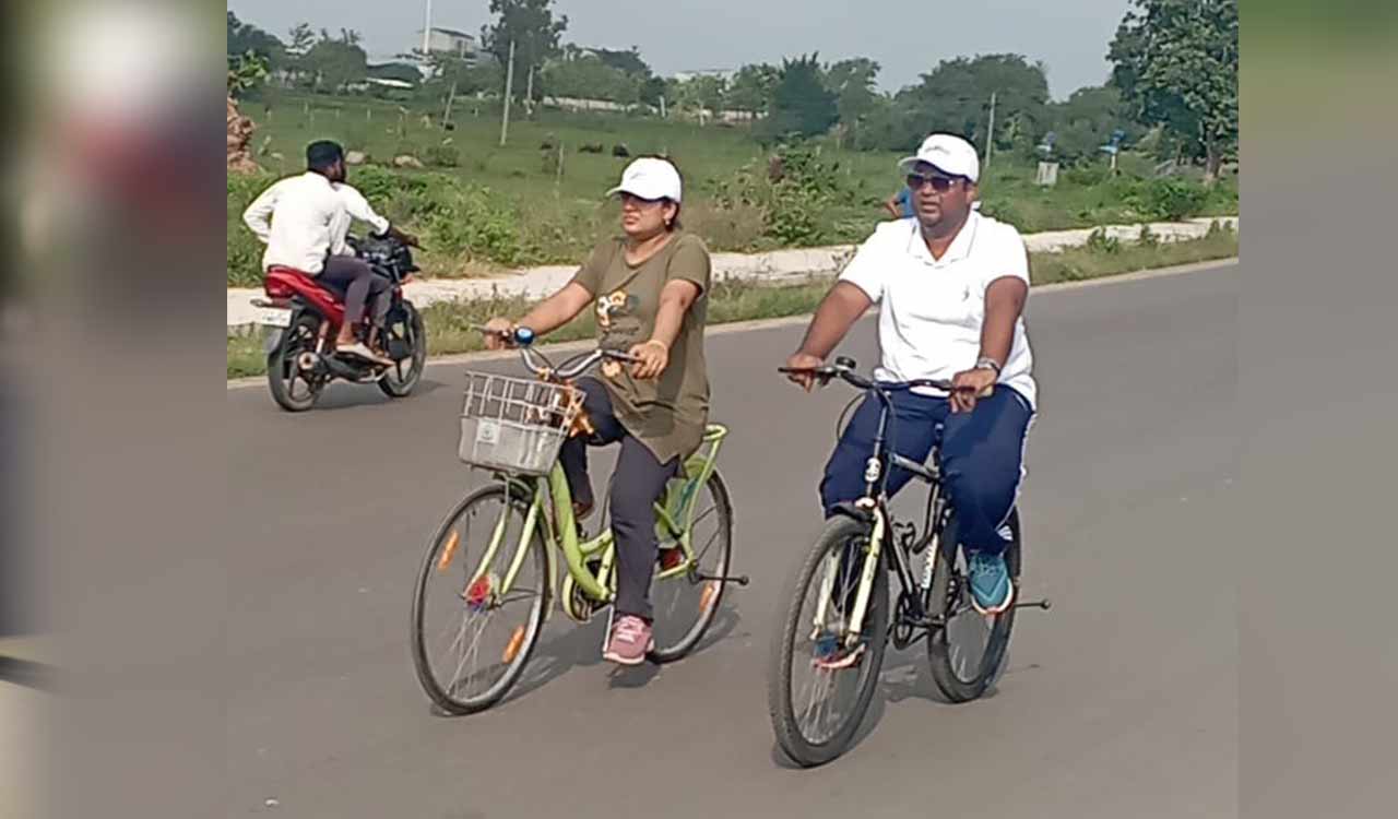 Image d'illustration pour: Telangana: Collector cycles 20 km to inspect Ramayampet hospital, promotes fitness