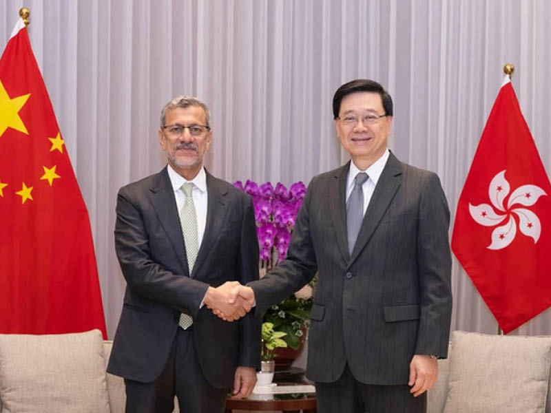 Image d'illustration pour: OIA chief, Hong Kong CE discuss investment cooperation