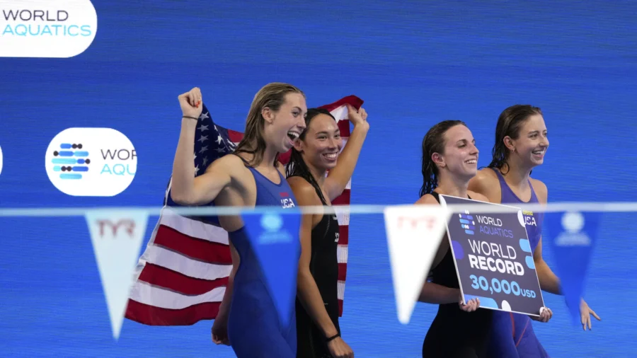 Image d'illustration pour: Americans Finish Strong With Women's Medley Relay World Record in Swim Worlds to Top Medal Tables