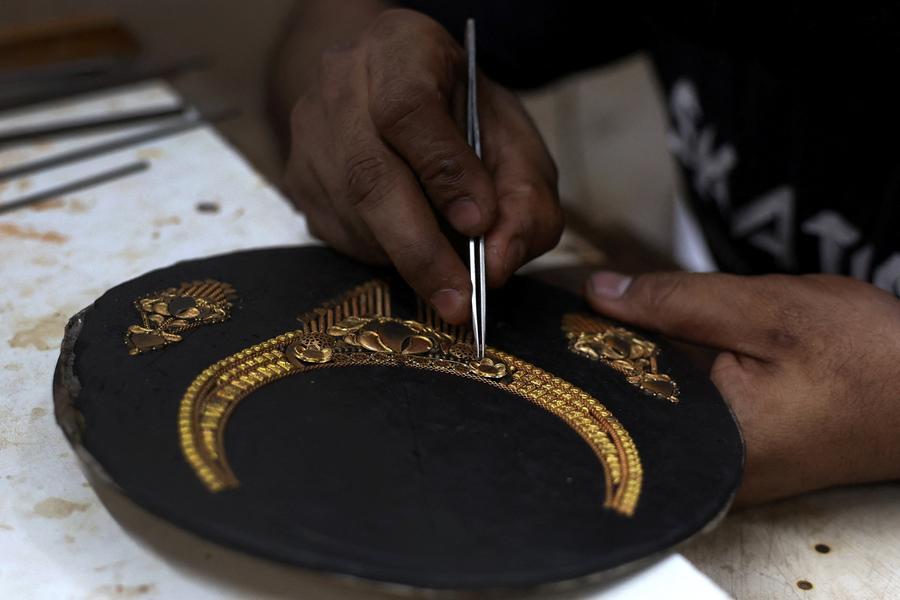 Image d'illustration pour: Gold sales slide 20% amid easing inflation, currency recovery