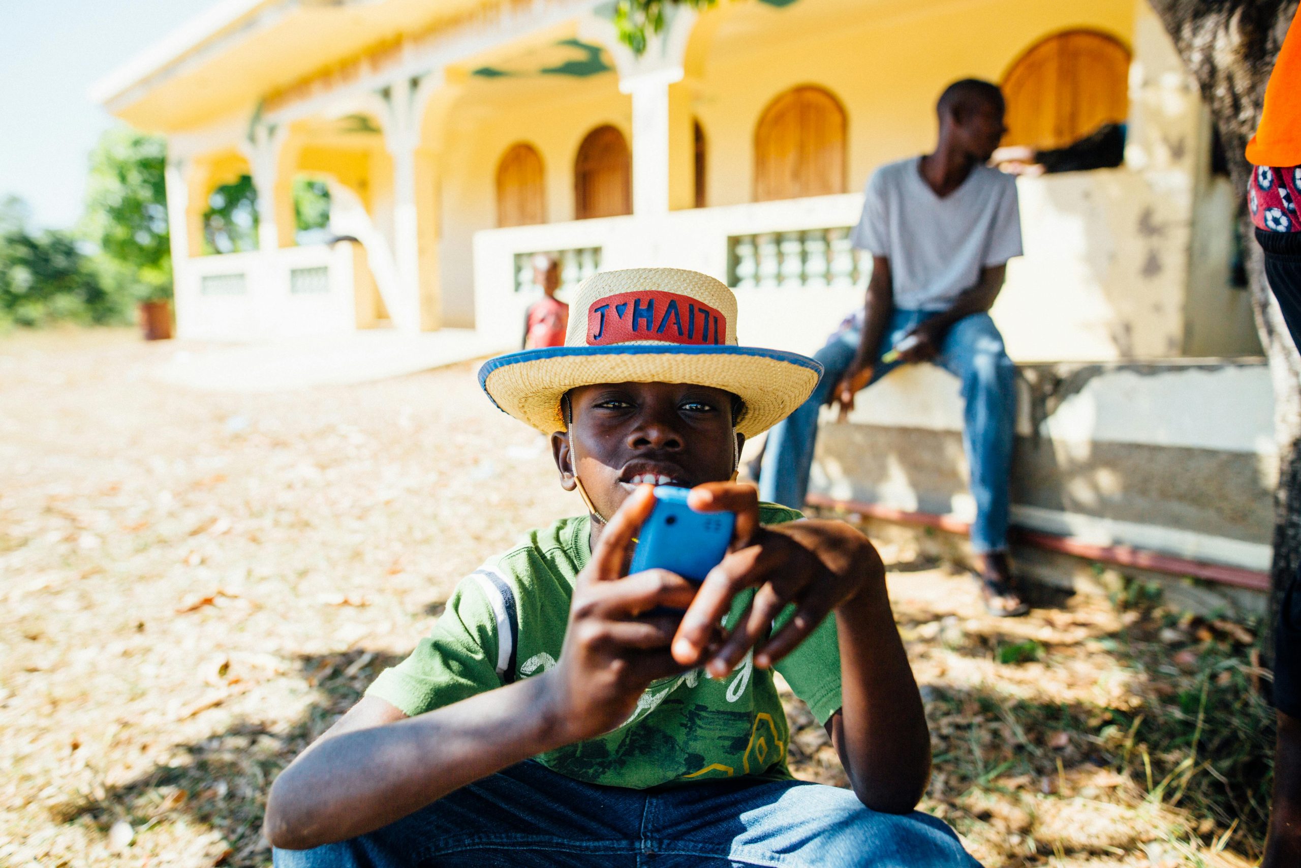 Image d'illustration pour: Resounding hope: how solar radios transform Haitian communities - Mission Network News