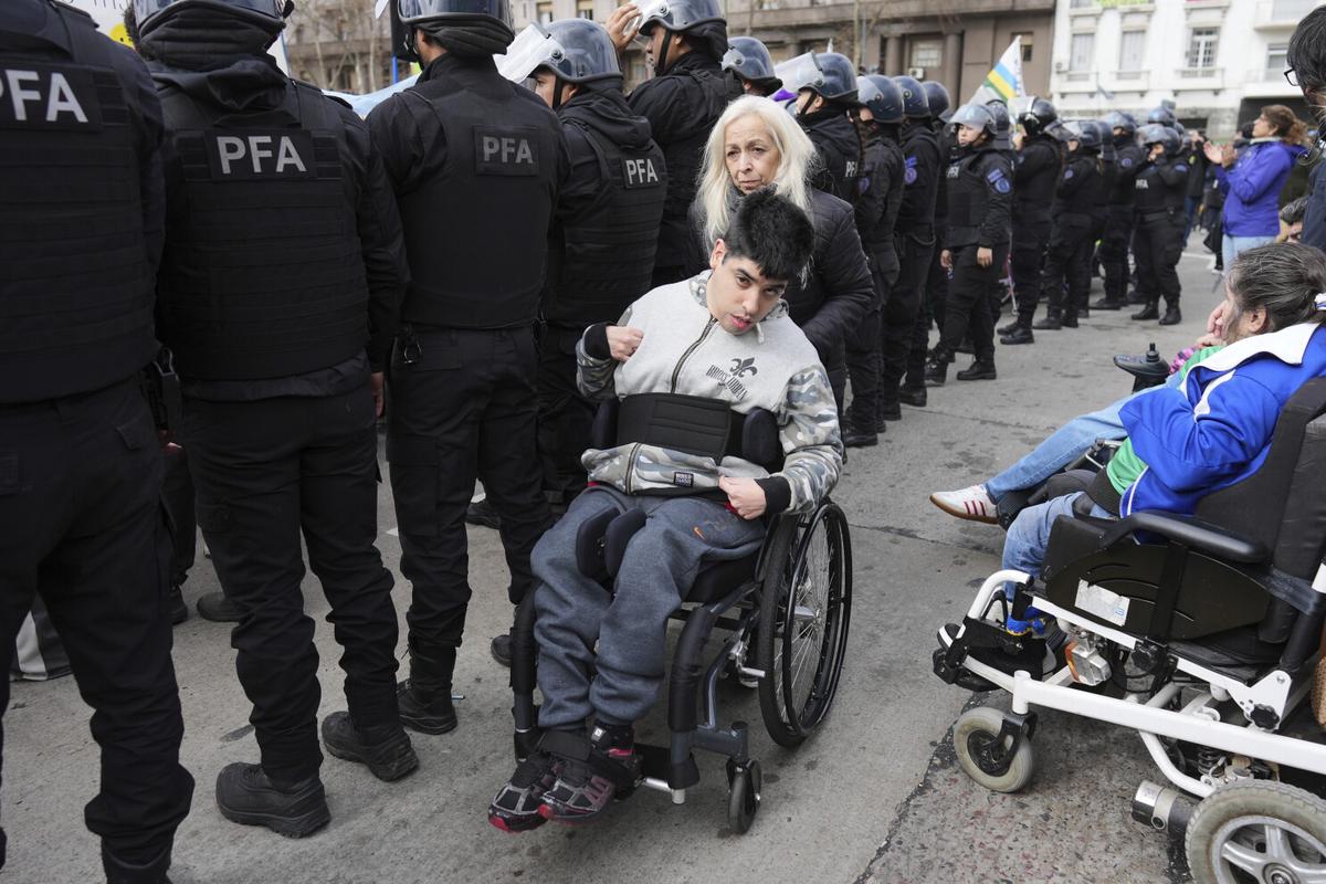 Image d'illustration pour: Discapacitados en Argentina exigen al gobierno de Milei que no los abandone