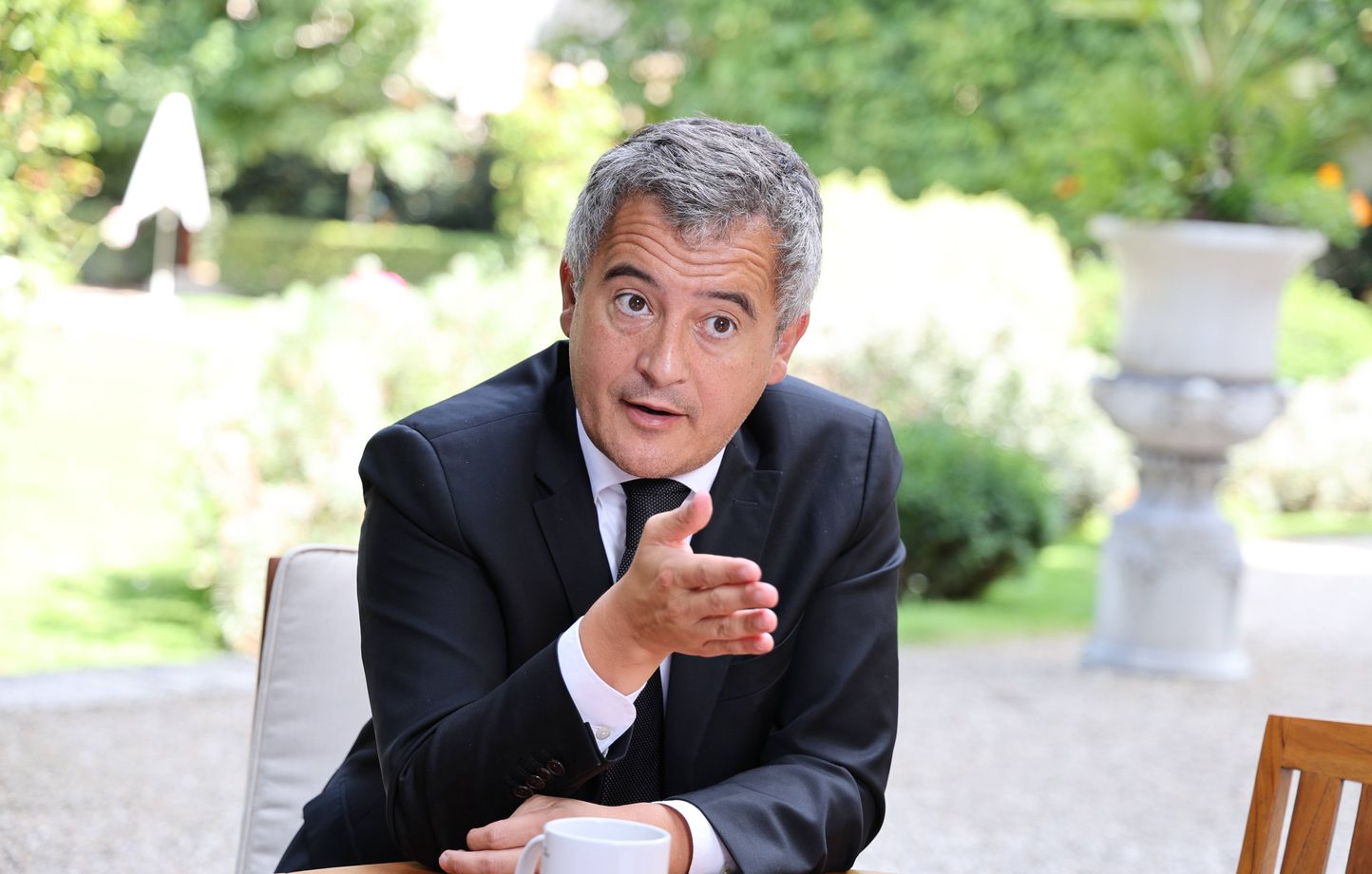 Image d'illustration pour: Darmanin annule un séjour de surf pour un détenu après une vive polémique
