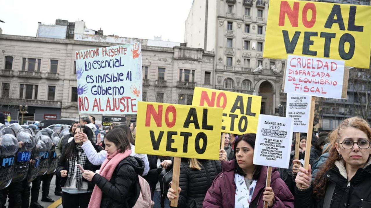 Image d'illustration pour: Jubilados, Abuelas de Plaza de Mayo y trabajadores del Garrahan marchan al Congreso